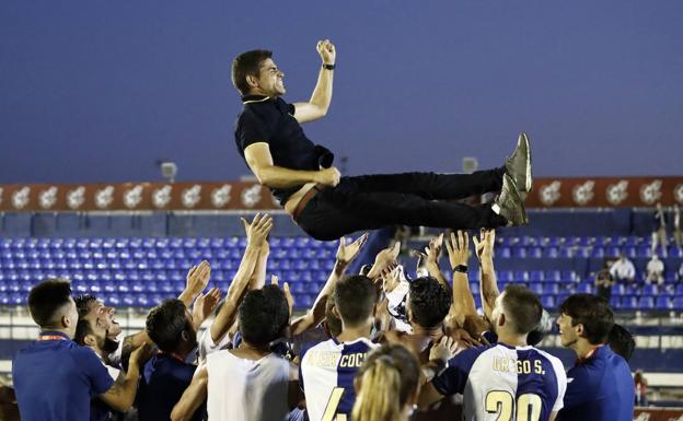 El exmalaguista Antonio Hidalgo asciende a Segunda con el Sabadell en Marbella