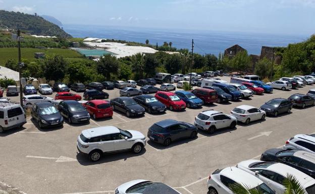 Una treintena de playas activan el aviso rojo al superar el aforo permitido
