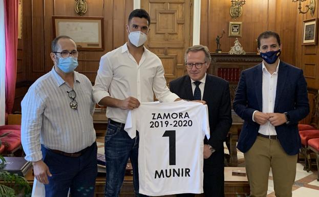 Munir recibe honores en su tierra mientras se baraja su salida del Málaga