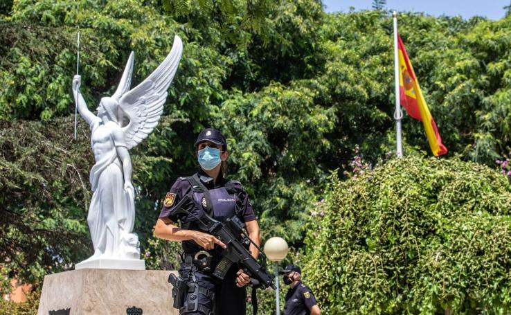 Inauguración de la escultura del Santo Ángel de la Guarda en los jardines de la Comisaría Provincial de Málaga
