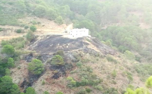 Extinguido el fuego originado en Tolox tras afectar a una zona de 3.500 metros cuadrados de pasto