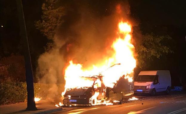 Prenden fuego a la autocaravana de Juan Cassá en la puerta de su domicilio