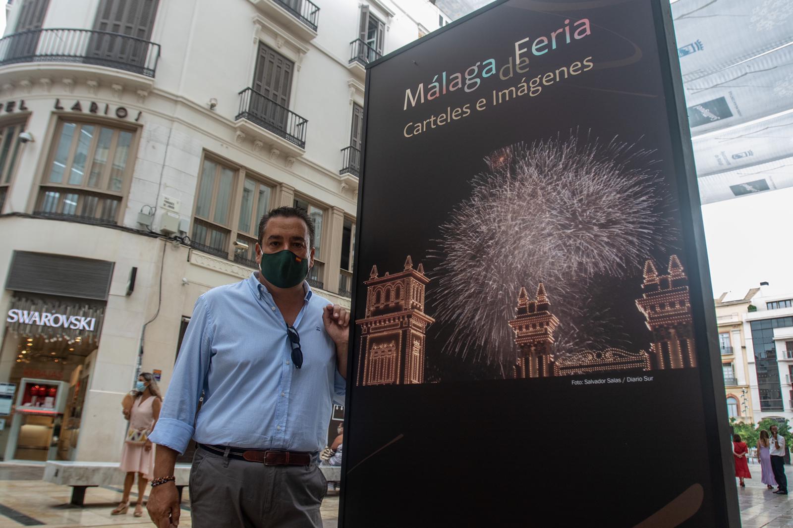 La exposición 'Málaga de Feria, Carteles e Imágenes' en calle Larios, en imágenes