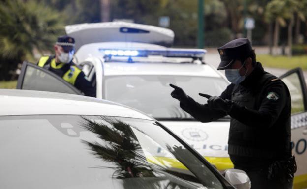 Seis policías locales de Málaga, en cuarentena tras detener a un hombre positivo en Covid-19