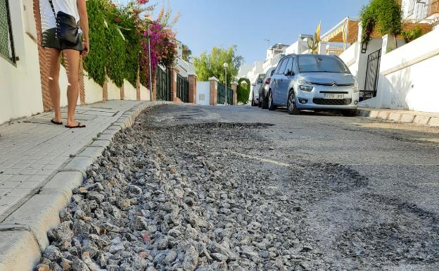 Vecinos de Benajarafe reclaman el arreglo de calles «con socavones de 20 centímetros»