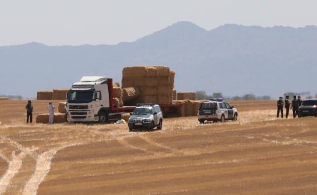 Muere el trabajador de una finca tras quedar atrapado entre paquetes de paja que descargaba de un camión