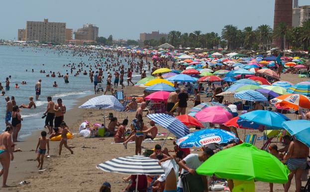 Más de una veintena de playas alcanzan el cien por cien de ocupación en un domingo de calor asfixiante