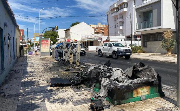 El incendio de cinco contenedores sorprende a los vecinos de Pedregalejo