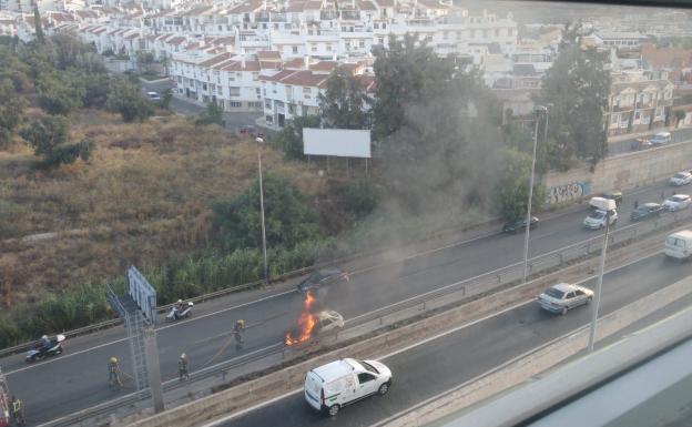 El incendio de un vehículo en la avenida Valle-Inclán moviliza a Bomberos y Policía Local