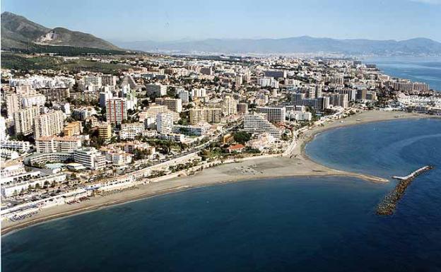 Persigue desnudo a tres niñas y agrede a su abuela en una playa de Benalmádena