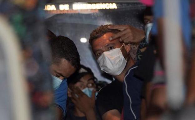 Se fugan otros 8 inmigrantes llegados en patera que guardaban cuarentena en Murcia