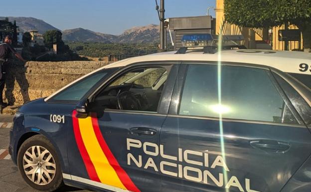 Detenido en Ronda por intentar robarle la mochila a un hombre dándole patadas en el suelo