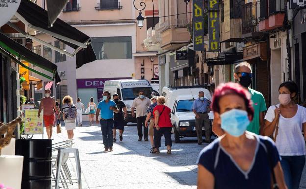Primeras multas en Málaga por fumar en la calle sin separación de dos metros entre personas
