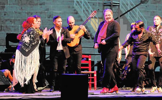 El flamenco viste la plaza de toros de una 'Málaga inquieta'