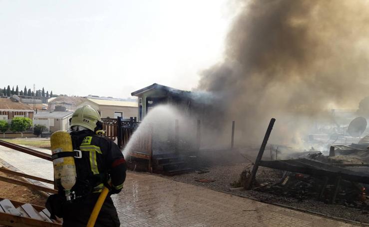 Espectacular incendio en un camping de caravanas de Mollina