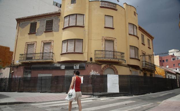 Los vencejos frenan la demolición de un edificio en Fuente Olletas