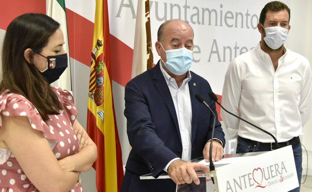 El alcalde de Antequera asegura que no dará el dinero ahorrado para «gastos políticos»