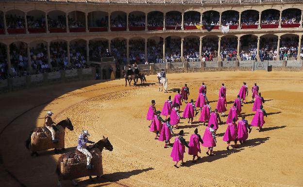 La Junta establece la distancia de metro y medio entre los asistentes a los toros