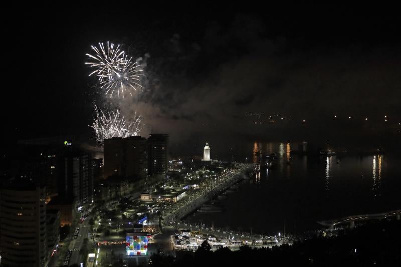 Las mejores imágenes de los fuegos artificiales de la Feria de Málaga de los últimos años