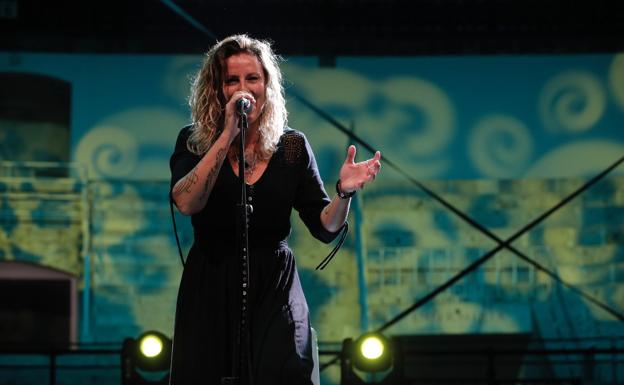 La magia de La Mari de Chambao enmudece a La Malagueta