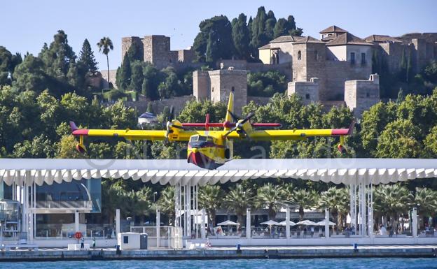 Vídeo | Espectacular maniobra de aviones anfibio cargando agua en el puerto de Málaga para el incendio forestal de Almogía