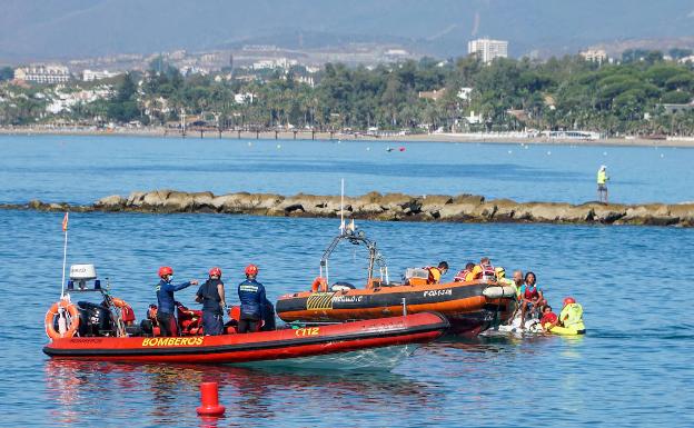 Una veintena de efectivos participa en un simulacro de rescate acuático en Marbella