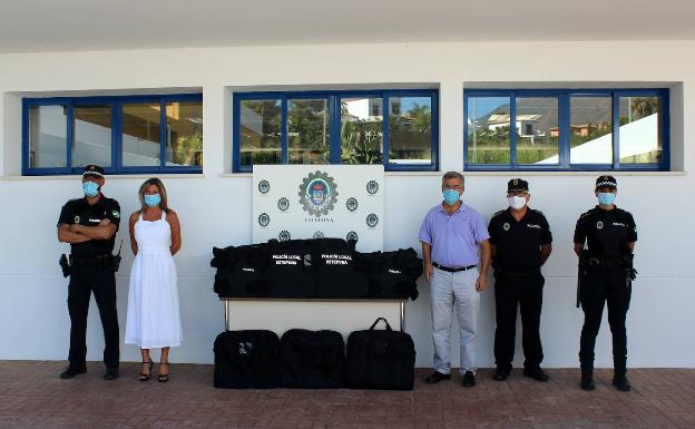 El Ayuntamiento de Estepona entrega 125 chalecos antibalas a la Policía Local