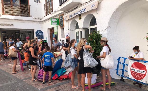 Colas de más de una hora para acceder a varias playas de Nerja
