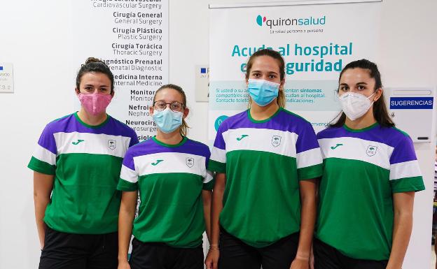 Las primeras cajistas pasan los reconocimientos médicos antes de su vuelta a la cancha