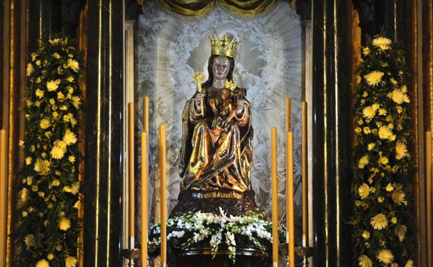 La Virgen de la Victoria preside el altar mayor de la Catedral de Málaga en el baldaquino