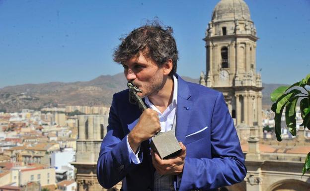 Salva Reina recibe emocionado el 'Premio Talento Andaluz' de RTVA en el marco del Festival de Málaga