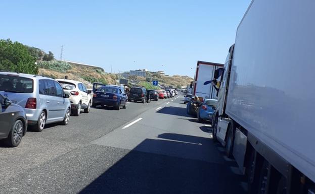 Un incendio obliga a cortar la A-7 a la altura de Algarrobo