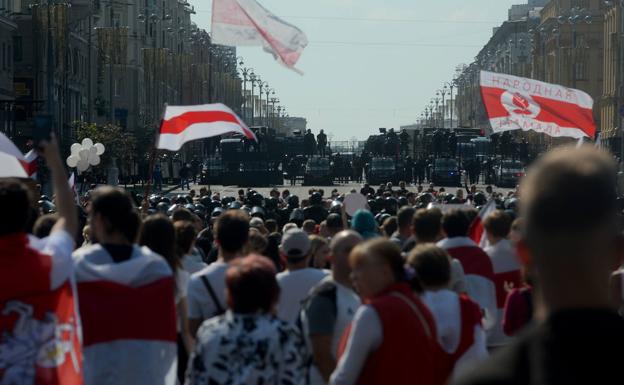 Lukashenko exhibe tanquetas ante los manifestantes