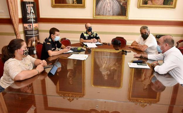 El Ayuntamiento de Antequera reparte 50.000 mascarillas y 3.000 litros de gel a los colegios