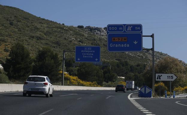 Cuatro heridos trasladados al hospital tras la colisión de dos coches en la A-45, en Antequera