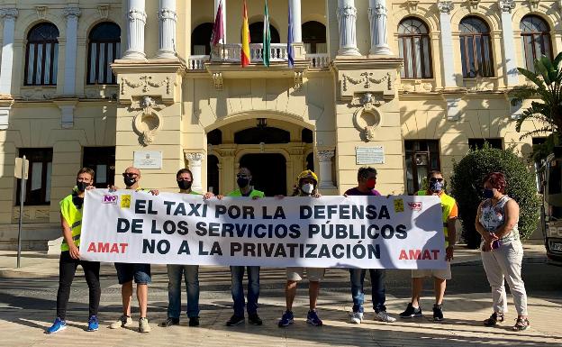 Los taxistas critican que la Junta favorece a servicios como Uber y Cabify en Málaga