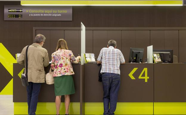 ¿Cómo afectará a los clientes la posible fusión Caixabank-Bankia?