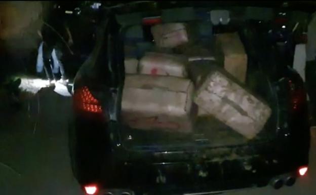 Narcotraficantes armados embisten a los agentes que los sorprendieron en pleno alijo