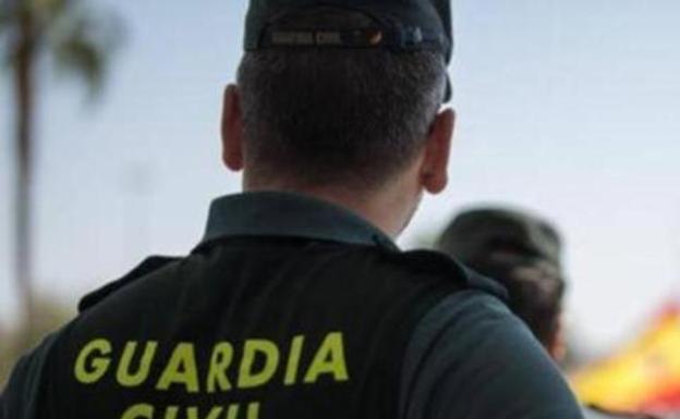Detienen a un hombre en Mijas por grabar a sus dos hijastras con una microcámara mientras se cambiaban de ropa