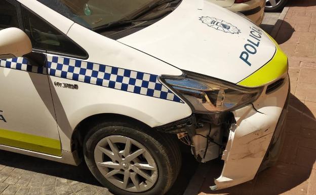 Embiste a un coche de la Policía Local en una persecución y da positivo en cocaína