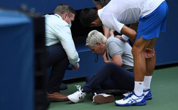 Djokovic, descalificado por darle un pelotazo en el cuello a una juez de línea