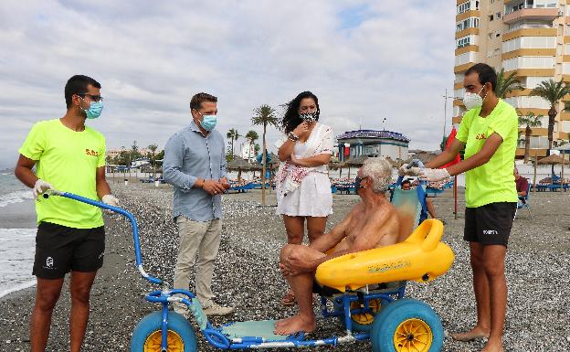 Protección Civil triplica los baños asistidos a personas con movilidad reducida en las playas de Torrox