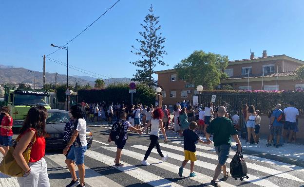 La incertidumbre y la alegría se mezclan en el regreso a las aulas en la Axarquía