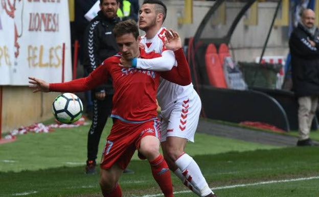 El Málaga valora reservar la plaza de Juan Carlos en LaLiga para un lateral izquierdo