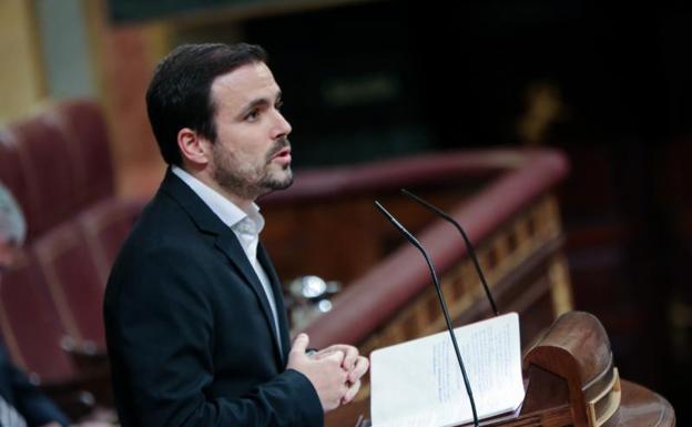 Garzón dice que congelar el sueldo a funcionarios sería un «error garrafal»: «Lo que tenemos que hacer es subirlos»