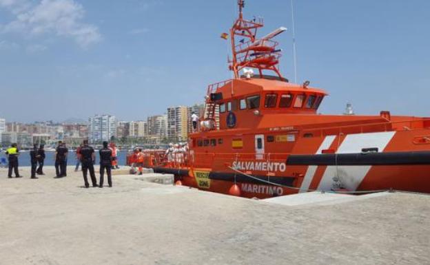 Salvamento Marítimo rescata a cuatro migrantes de una patera a dos millas de las costas de Nerja