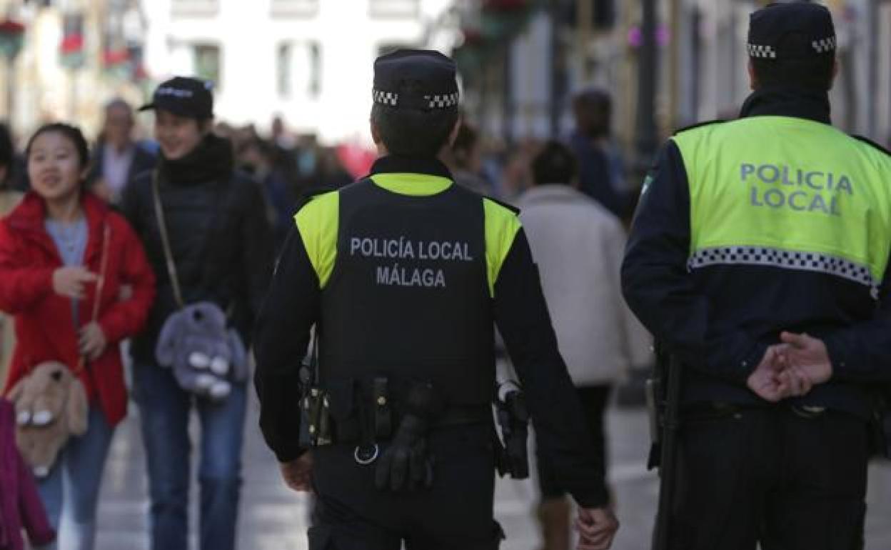 Detienen a dos jóvenes que se negaron a bajar la música de madrugada en un piso turístico de Capuchinos