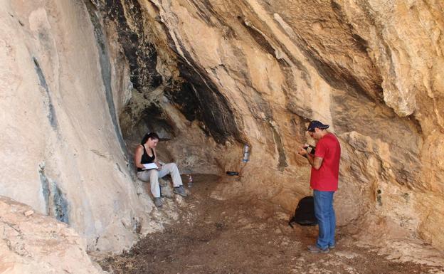 Aparece la estructura de un dolmen incrustrado en la Peña de los Enamorados de Antequera