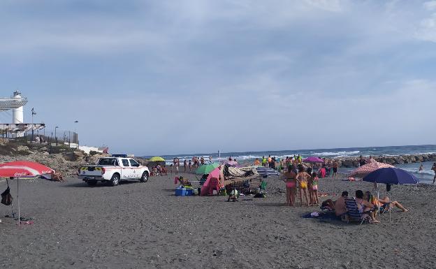 Rescatan a seis bañistas en las playas de Torrox con bandera roja por el temporal de levante