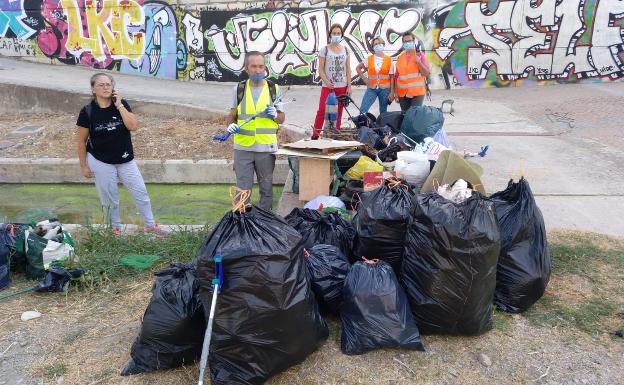 La basura que los malagueños dejan en la naturaleza la recogen Antonio y sus amigos